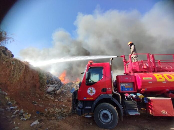 Bombeiros combatem incêndios em aterro sanitário e terreno baldio em Primavera do Leste