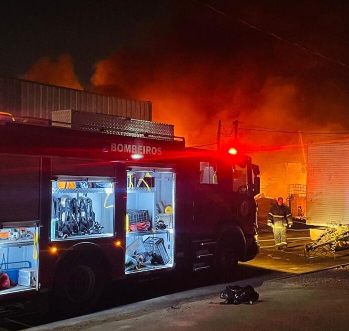 Corpo de Bombeiros combate incêndio em depósito de resíduos de indústria