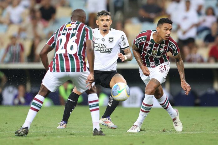 Botafogo vence Fluminense no finalzinho dos acréscimos no Maracanã