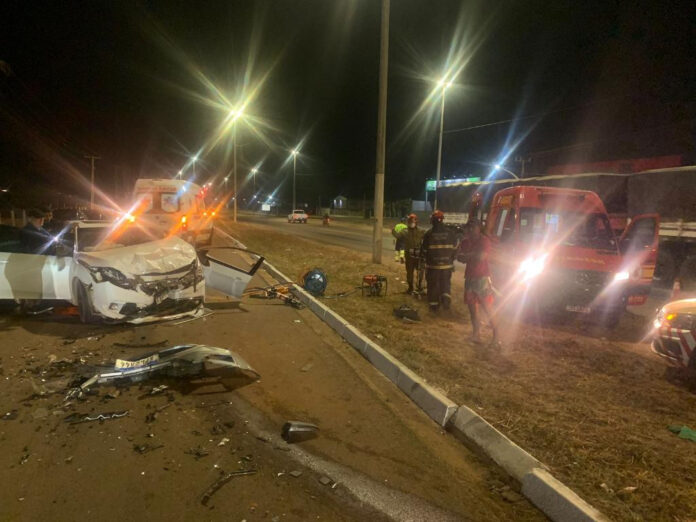 Adolescente fica presa às ferragens de carro após acidente em MT