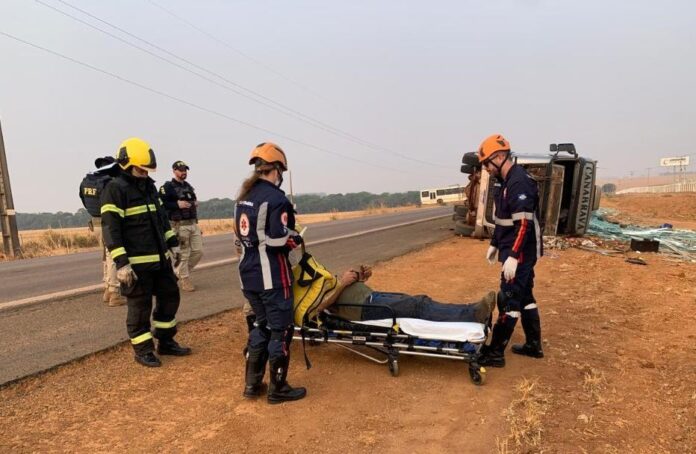 Bombeiros socorrem motorista que perdeu controle de carreta e tombou na BR-070