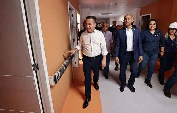 Com 70% das obras executadas, governador vistoria novo Hospital Júlio Müller