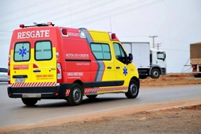 Duas pessoas morrem carbonizadas após carro bater em caminhão