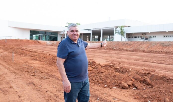 Mauro Mendes atende pedido de Adilson e obras do Centro de Eventos são retomadas em Barra