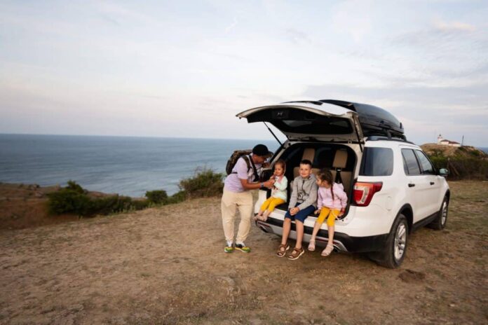 Família feliz em viagem no carro SUV