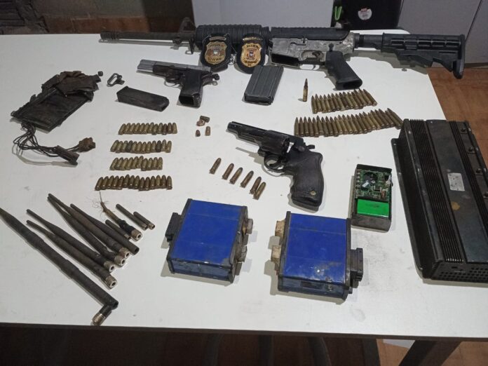 Polícia Civil investiga origem de armas apreendidas em compartimento de caminhão em Confresa