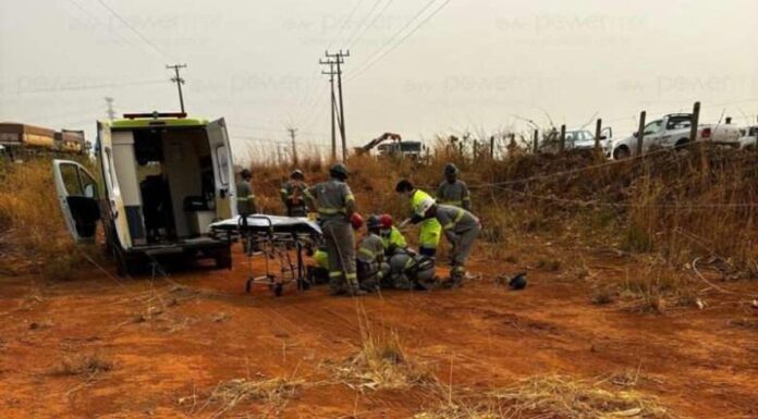 Três trabalhadores ficaram feridos ao receberem descarga elétrica durante manutenção