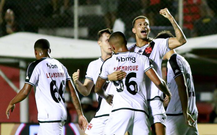 Vasco vence o Vitória e amplia sequência invicta no Brasileirão