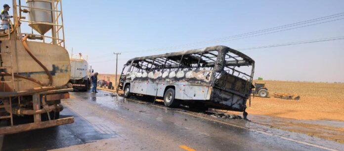 Bombeiros auxiliam equipe de concessionária a extinguir incêndio em ônibus na MT-242