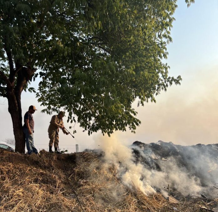 Bombeiros combatem incêndio em caminhão carregado de milho na BR-364