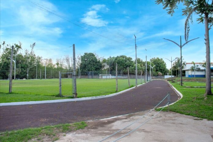 Com recursos próprios, Prefeitura de Barra do Garças realiza melhorias na pista de caminhada e no campo Beira Rio