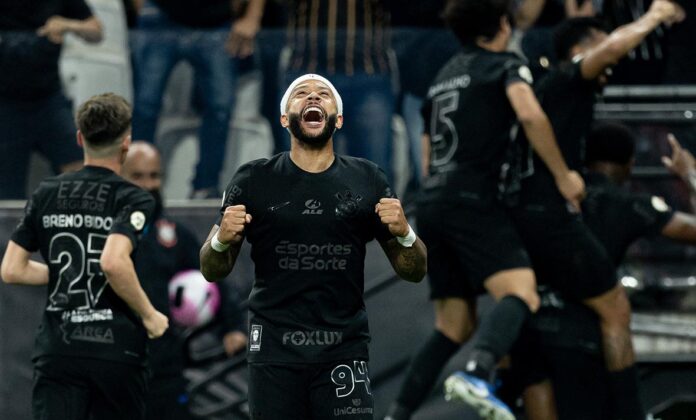 Corinthians goleia Athletico-PR e sai da zona de rebaixamento do Brasileirão