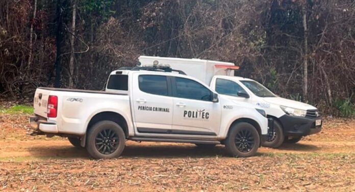 Corpo masculino é achado enrolado em lençol em mata no interior do Estado