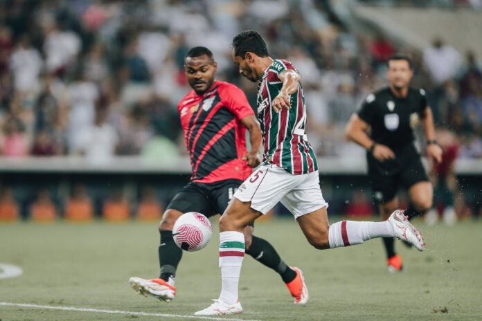 Fluminense vence Athletico-PR com gol de Cano e sobe na tabela do Brasileirão