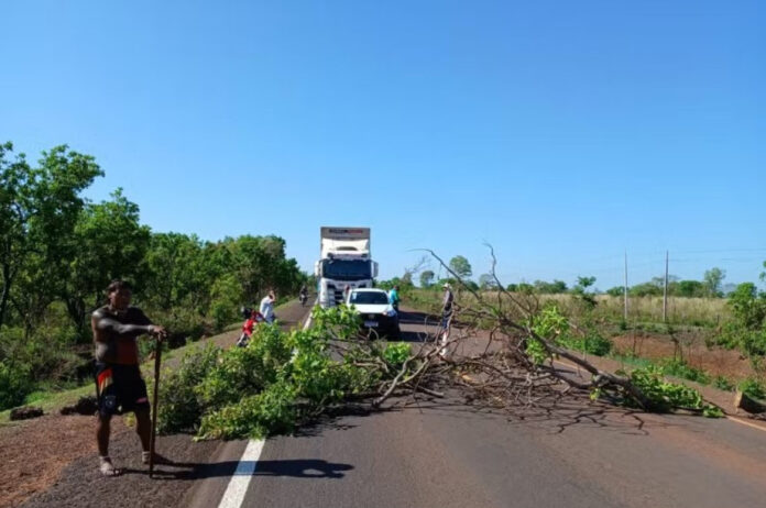 Indígena é atropelado e morto na BR-158; rodovia é bloqueada em protesto