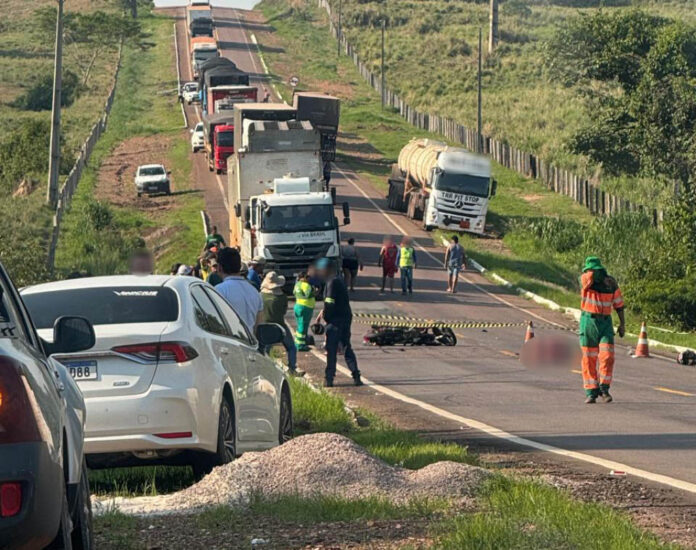 Motociclista tenta ultrapassar, perde controle e garupa morre esmagada