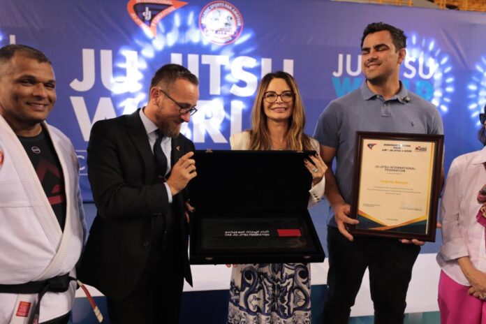 Na Grécia, primeira-dama de MT recebe faixa preta de Jiu-Jitsu e título de embaixadora mundial do esporte