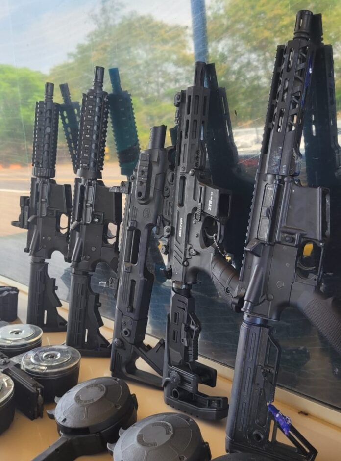 PRF apreende em Barra do Garças arsenal com fuzis, pistolas e munições que iria para a Bahia