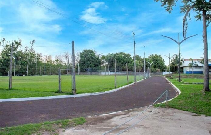 Prefeitura de Barra do Garças realiza melhorias na pista de caminhada e no campo Beira Rio