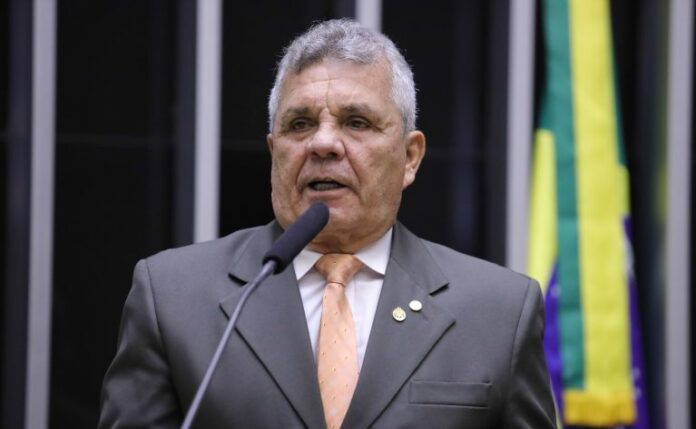 Deputado Alberto Fraga fala ao microfone