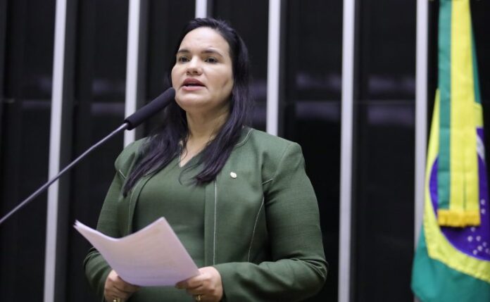 Deputada Missionária Michele Collins fala ao microfone