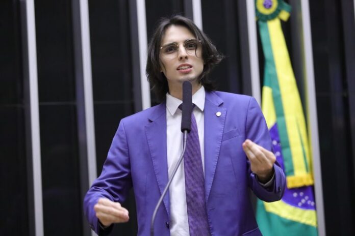 Deputado Amom Mandel fala ao microfone