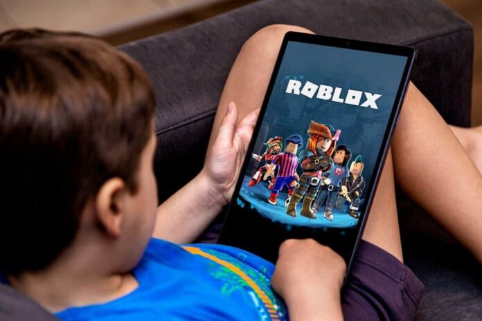 menino usando a Roblox em um tablet