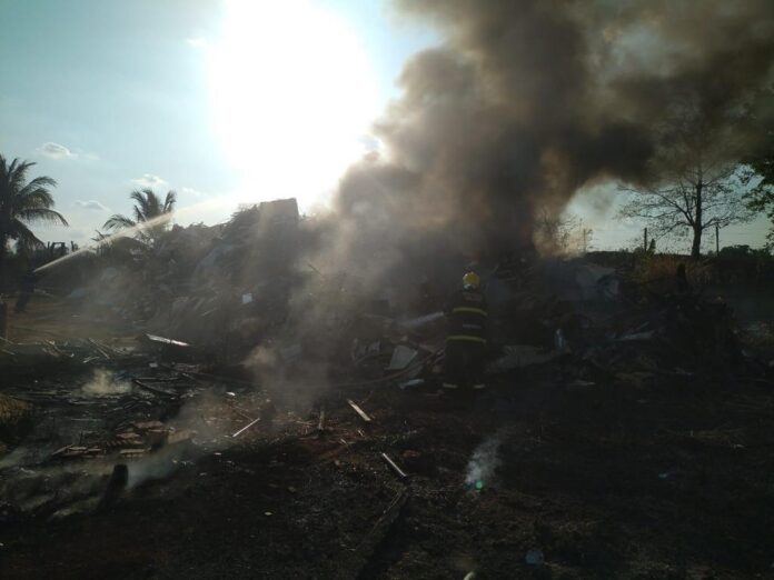 Corpo de Bombeiros combate incêndio em empresa de reciclagem