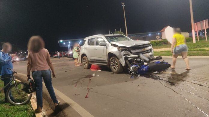 Técnico de enfermagem fica gravemente ferido em Barra do Garças após colisão de moto com caminhonete que entrou na contramão