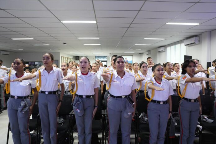 Proerd da Polícia Militar forma 180 alunos do 7º ano da Escola Tiradentes de Cuiabá