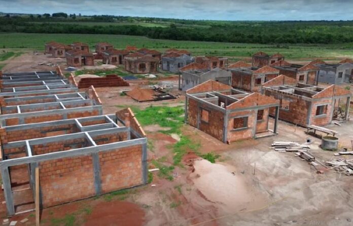 50 casas populares serão entregues em Araguaiana; vídeo