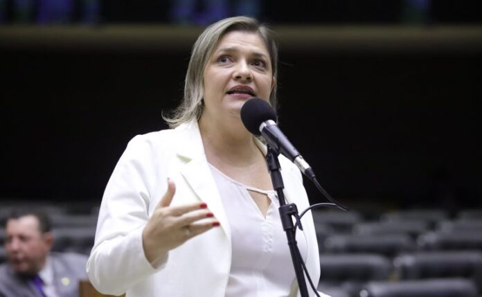 Deputada Professora Luciene Cavalcante fala ao microfone