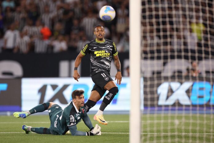 Botafogo domina clássico, goleia o Vasco e abre seis pontos para o Palmeiras