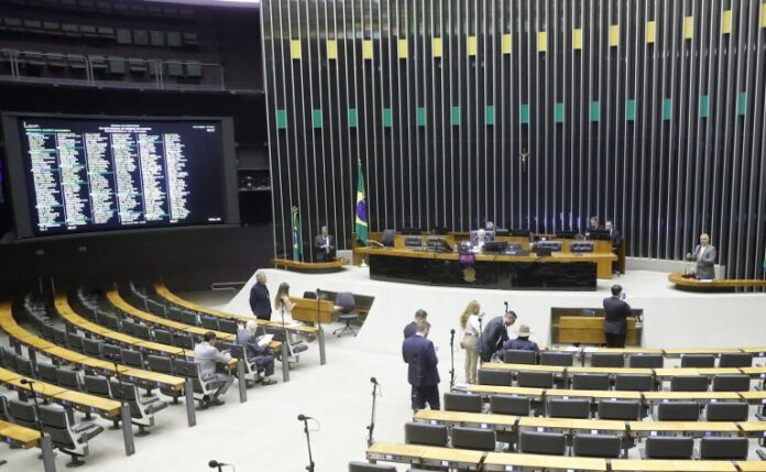 Discussão e votação de propostas legislativas.