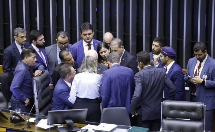 Discussão e votação de propostas legislativas.