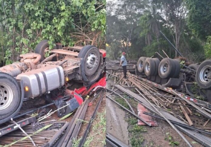 Caminhão carregado de ferro tomba e motorista morre preso às ferragens