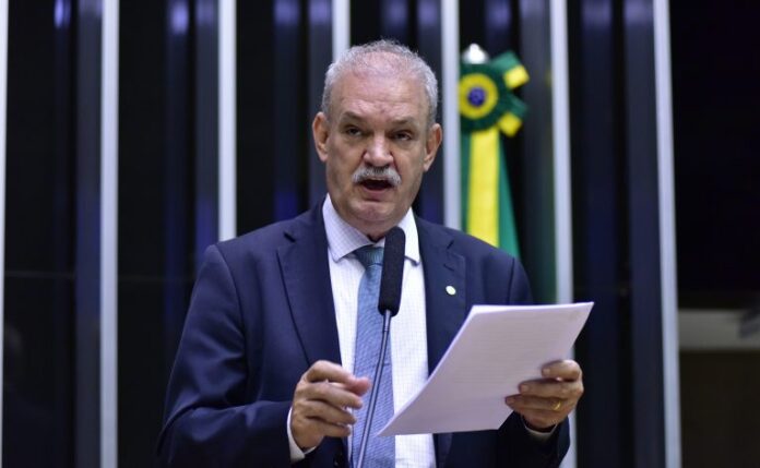 Deputado Geraldo Resende fala ao microfone