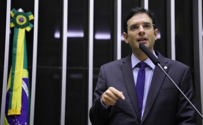 Deputado Leo Prates fala ao microfone