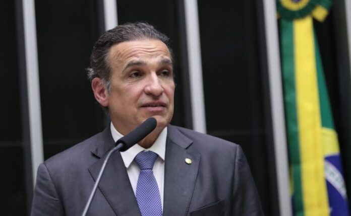 Deputado Hugo Leal fala ao microfone