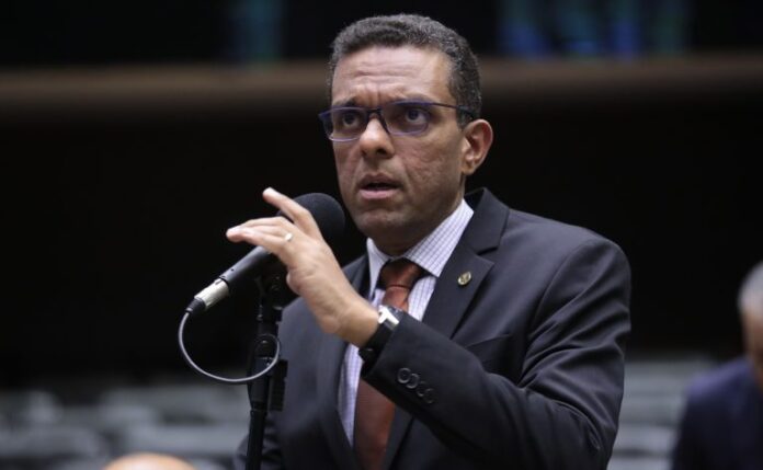 Deputado Otoni de Paula fala ao microfone