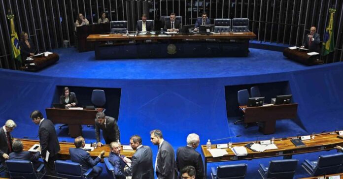 Senadores Leila Barros (esq.) e Esperidião Amin (dir.) na tribuna do Senado, durante análise do projeto do marco regulatório para o mercado de crédito de carbono no Brasil