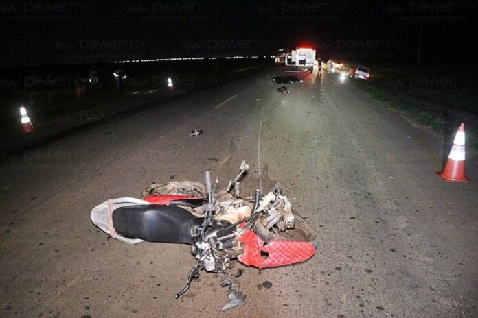 Jovem bate de frente com carreta, é arremessado e morre em MT