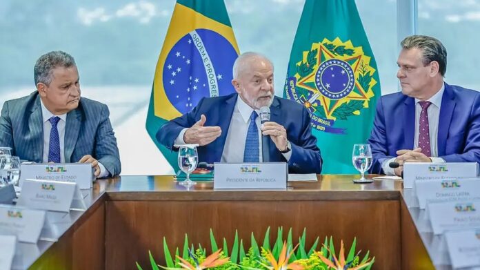 Lula durante reunião com os ministros Rui Costa e Carlos Fávaro