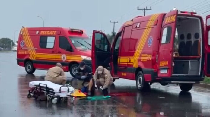 Mulher morre e outros 2 ficam feridos em colisão entre moto e carro