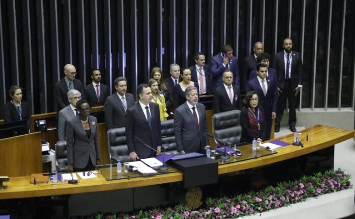 Pessoas sentadas à mesa