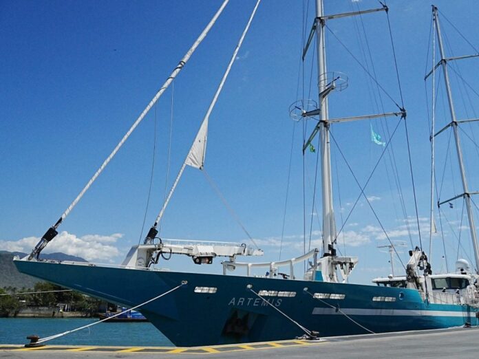 Porto de São Sebastião; veleiro levará café paulista até Le Havre, na França.