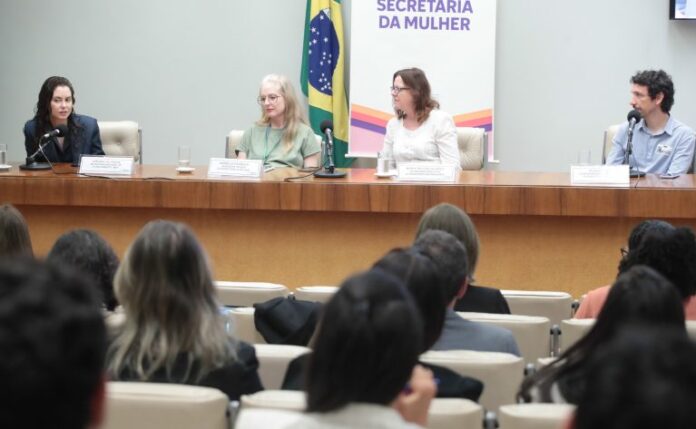 Encontro sobre a Implementação do Orçamento Sensível a Gênero. Secretaria Nacional de Planejamento - Ministério do Planejamento e Orçamento, Virginia de Paula. Assessora Técnica da Secretaria da Mulher, Danielle Gruneich. Secretaria Executiva do Ministerio das Mulheres, Maria Helena Guarezi. Cordenador de Orçamento Fundação Tide Setúbal, Pedron Marin.