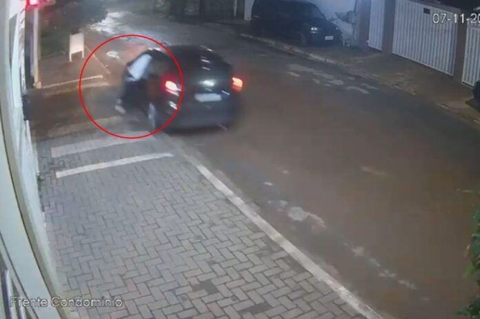 VÍDEO – Vítima foge de roubo com ladrão pendurado na porta do carro