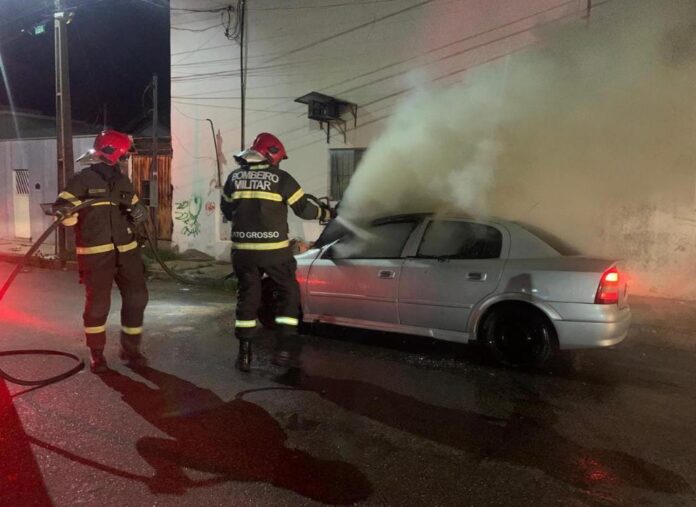 Bombeiros combatem incêndio em carro que pegou fogo em avenida em Primavera do Leste