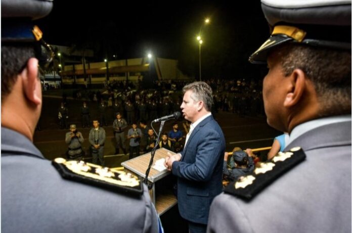 'Eles não são bandidos' afirma Mauro Mendes que defende PMs e rejeita câmera em fardas